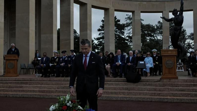 Secretário de Defesa dos EUA, Pete Hegseth, deposita coroa de flores em cerimônia do Dia D na Normandia.