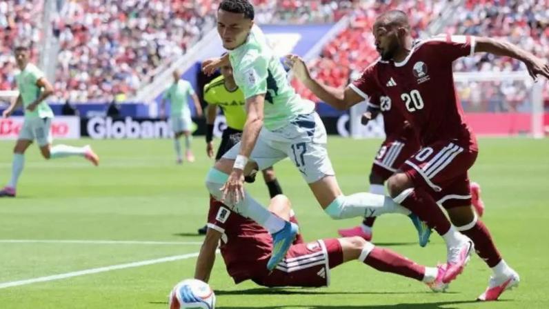 Qatar e Suíça ficam no 1 a 1 pelo Grupo B da Copa. No lance, Xhaka recebe marcação Abdurisag.