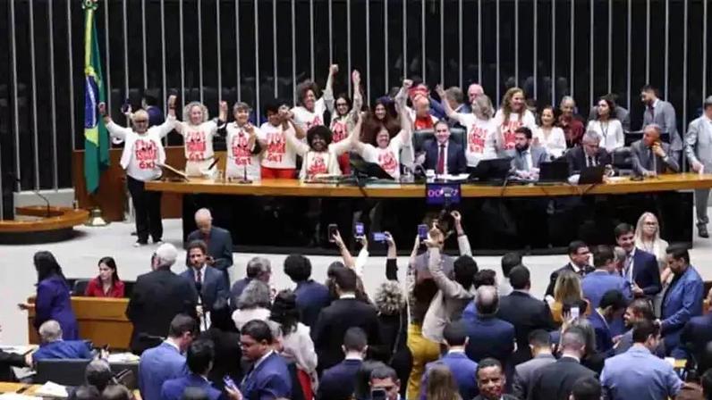 PEC aprovada pela Câmara encerra a escala 6x1 e define próximos passos