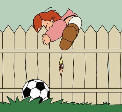 Pais avaliam se crianças devem subir a cerca do vizinho para pegar a bola