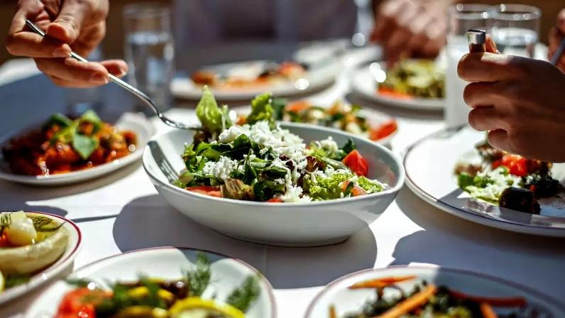 Esqueça os produtos milagrosos. Conheça 5 substituições alimentares fáceis, baratas e deliciosas para melhorar a saúde do seu intestino e aumentar sua energia