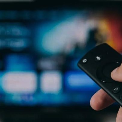 Qual é a distância ideal entre TV e sofá e impactos na visão