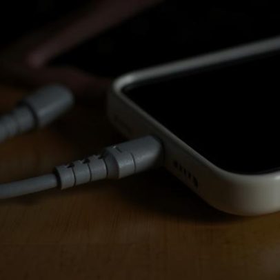 Erros comuns que destroem o cabo do celular