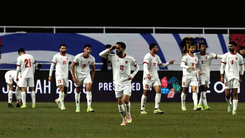 Jogadores da Jordânia, com Mahmoud Al-Mardi ao meio, comemorando gol contra a Coreia do Sul