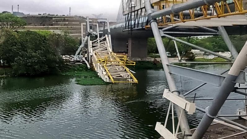 Estrutura metálica de passarela da estação Santo Amaro dentro do rio Pinheiros após acidente, que provocou atraso nas obras de ampliação do local