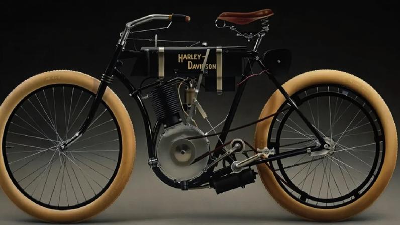 Há 123 anos, três engenheiros fizeram furos em uma lata de tomate para criar um carburador de motocicleta. A empresa deles hoje se chama Harley-Davidson.