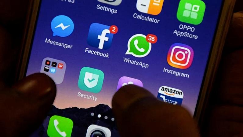 Pessoa mexendo em um smartphone