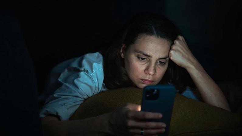 Segundo um novo relatório, as pessoas estimam que mais de um terço do tempo gasto em seus celulares ocorre sem um objetivo claro