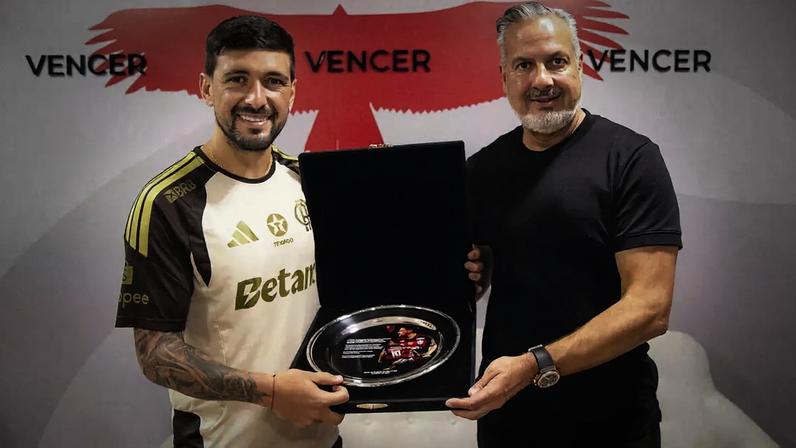 Arrascaeta foi homenageado recentemente por ter feito 100 gols pelo Rubro-Negro –