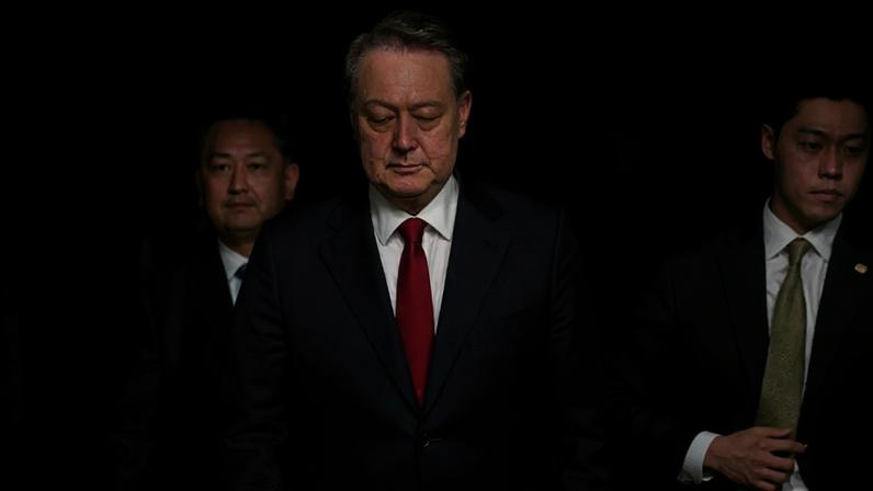 O ex-presidente da Coreia do Sul Yoon Suk Yeol chega a um tribunal para participar de uma audiência destinada a analisar o pedido de mandado de prisão apresentado por promotores especiais, em Seul, Coreia do Sul, em 9 de julho de 2025.