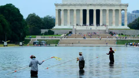 Ex-atleta olímpico nega vandalismo na Reflecting Pool de Washington após prisão