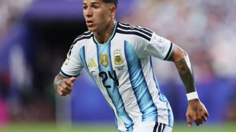 Enzo Fernández em ação com a camisa da Argentina na estreia da seleção na Copa do Mundo de 2026 –