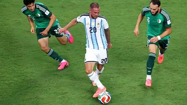 Mac Allister acredita que seleção tem que jogar para Messi –