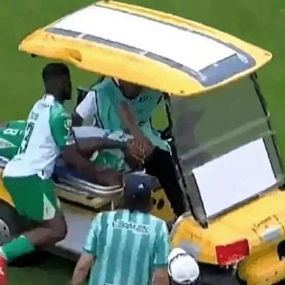 Carrinho de maca atropela jogador após atendimento no Equador