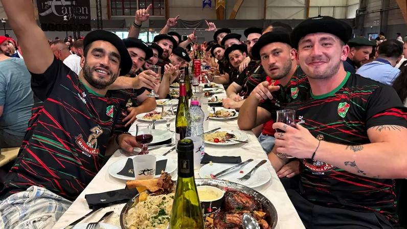 Boinas são uma espécie de uniforme nos banquetes, que incluem quatro pratos da gastronomia local