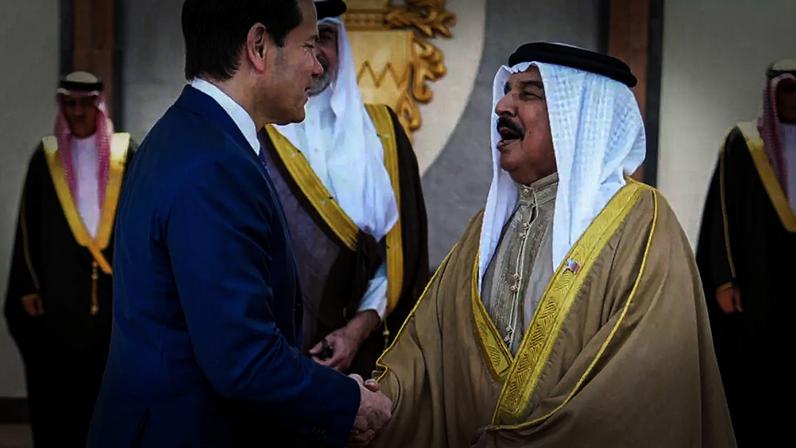 Marco Rubio e o rei Hamad bin Isa Al Khalifa conversam após reunião no Bahrein durante visita diplomática ao Golfo.