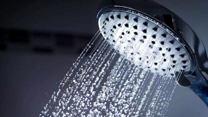 Cuidados simples na limpeza ajudam a preservar chuveiros e torneiras e aumentam a durabilidade das peças