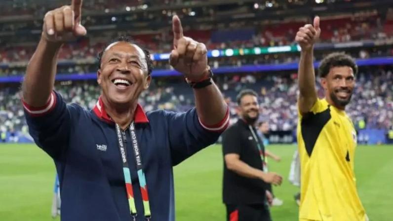 Bubista festeja sobre os ombros de jogador, com bandeira de Cabo Verde –