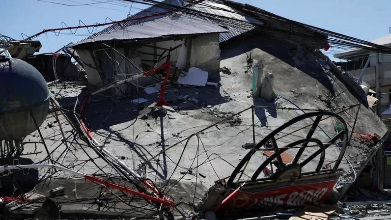 Prédios em General Santos ficaram destruídos
