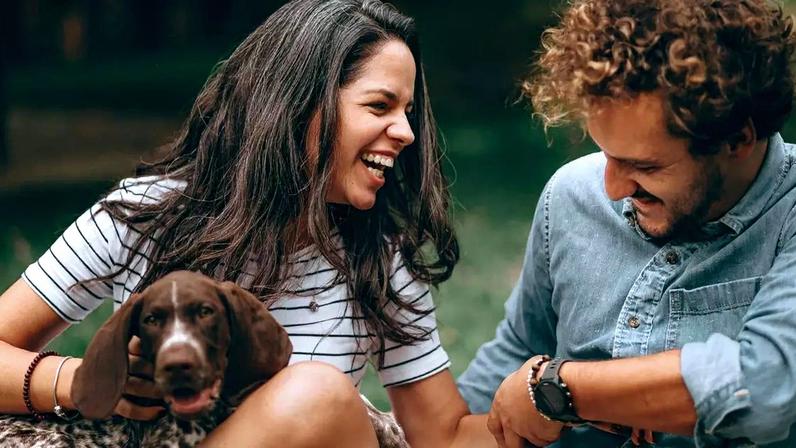 Filhos de quatro patas fortalecem vínculos afetivos dos casais, aponta estudo