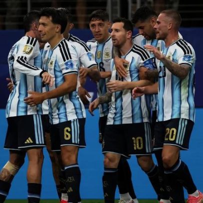 Messi faz dois gols, quebra recorde de Copas e classifica a Argentina