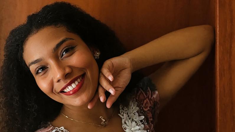 Ana Luisa, 17 anos, enfrenta a porfiria e precisa de apoio para tratamento de porfiria urgente