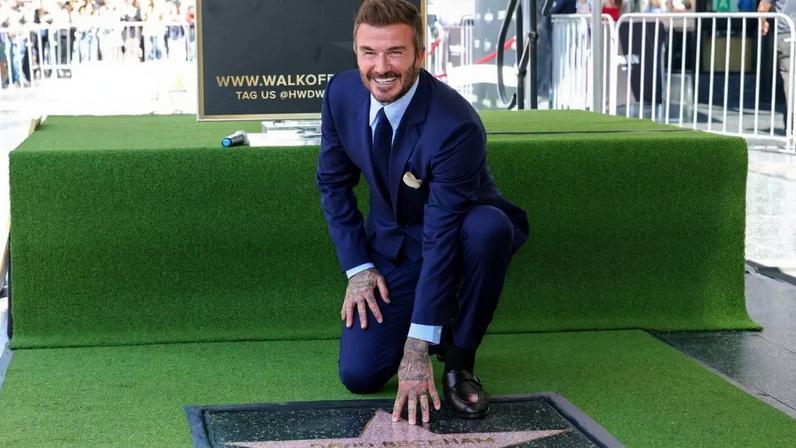 David Beckham recebe estrela na Calçada da Fama de Hollywood, relembra sua trajetória no futebol e agradece à família