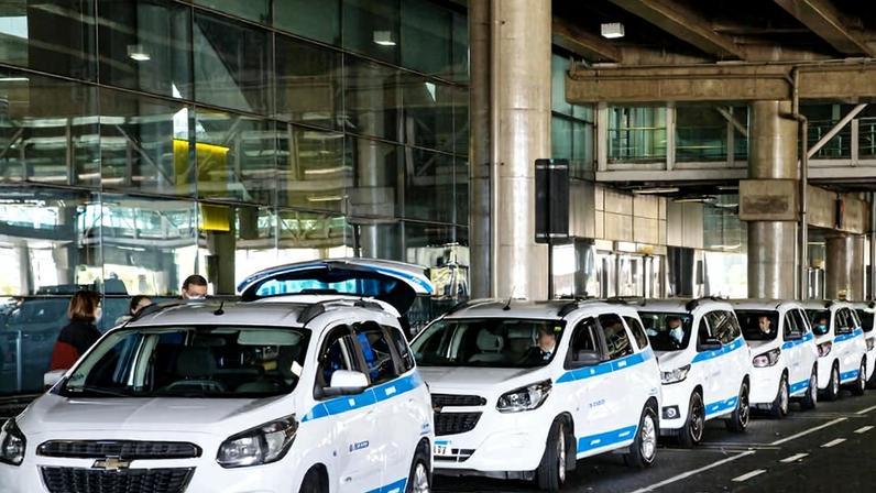Fila de táxis no aeroporto de Guarulhos, em São Paulo. Taxistas e motoristas de aplicativo podem financiar carros de até R$ 150 mil pelo programa Move Brasil