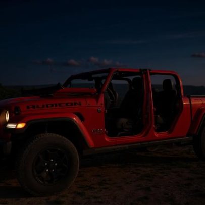 Stellantis faz recall de 1,3 milhão de Jeeps e recomenda parar ao ar livre