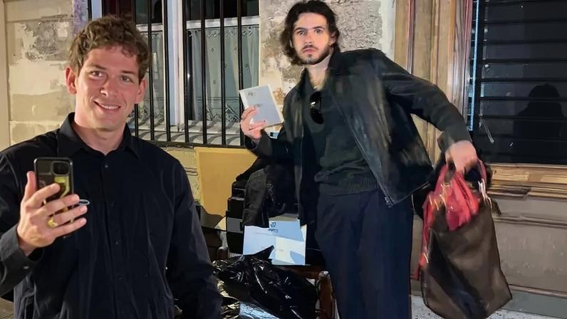 Filho de Murilo Benício e Alessandra Negrini faz 'unboxing' bizarro em Paris e choca o irmão: 'Lixo'