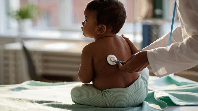 Criança é examinada por uma médica