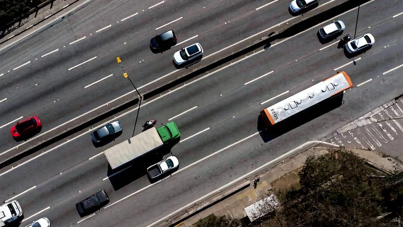 Caminhão na Raposo Tavares, rodovia que corta municípios com alta de roubo de carga na Grande São Paulo