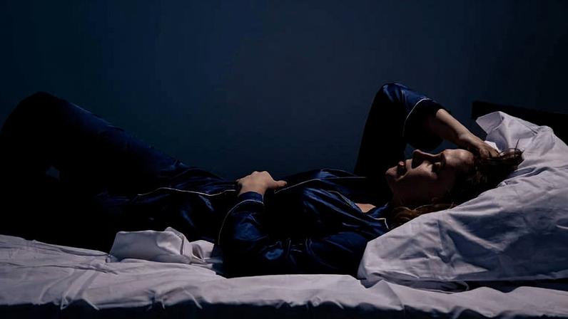 A insônia pode envolver fatores comportamentais, emocionais, psiquiátricos, neurológicos, respiratórios e até hormonais
