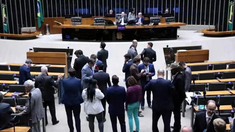 No Plenário, deputados aprovaram as alterações na medida provisória |