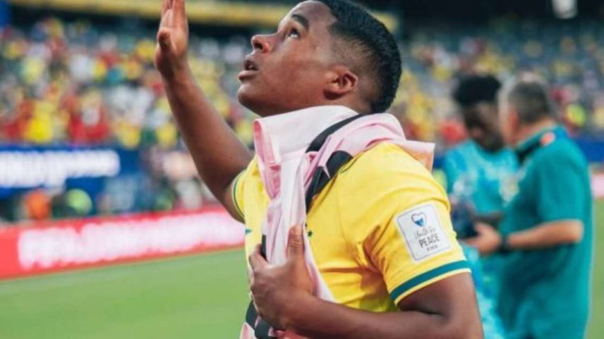 Endrick durante o aquecimento no empate da Seleção Brasileira contra Marrocos