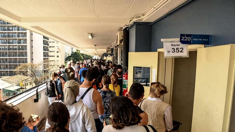 Eleitores fazem fila para votar nas eleições de 2022, na zona oeste de SP