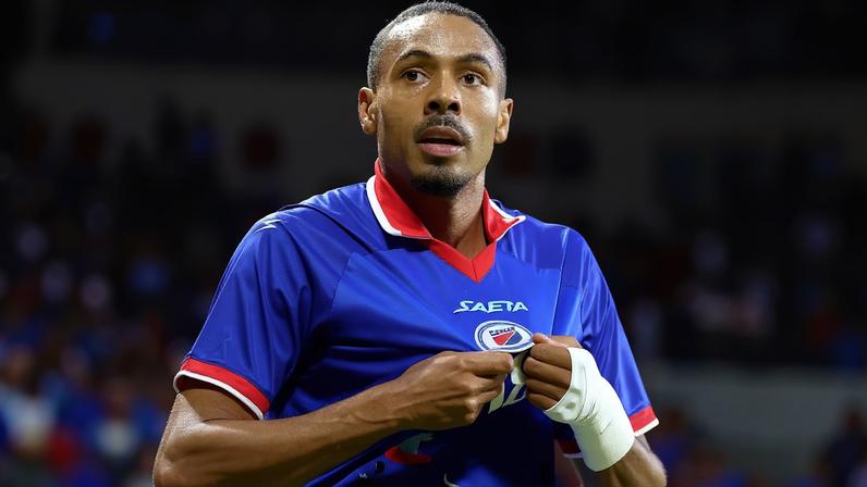 A Fifa proibiu o uniforme original do Haiti devido à referência à Revolução Haitiana no lado direito