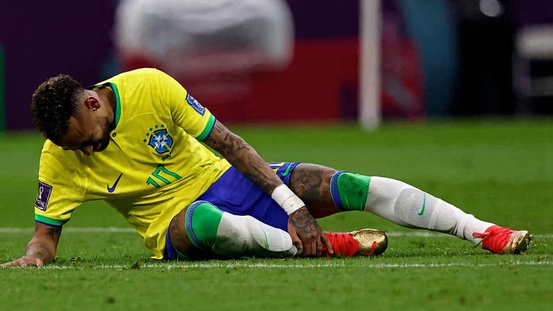 Neymar sente o tornozelo direito durante partida contra a Sérvia na Copa do Mundo do Catar, em 2022
