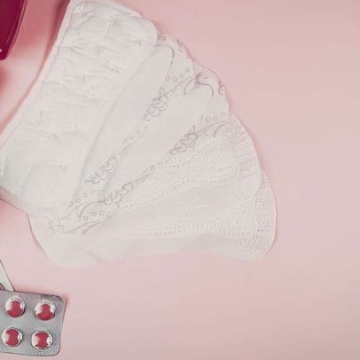 Meninas menstruam mais cedo, o que acelera a puberdade infantil