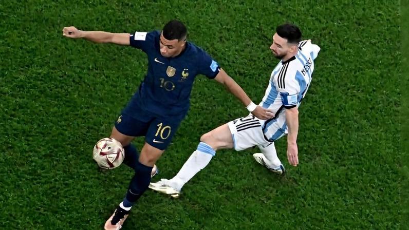 Messi, da tricampeã em Copas Argentina, e Mbappé, da bicampeã França, disputam a bola na final da Copa do Mundo de 2022