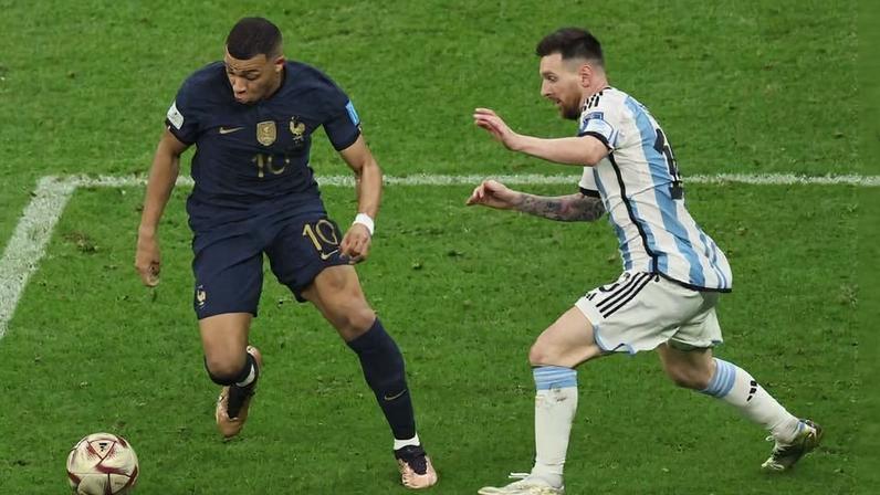 Mbappé em disputa de bola com Messi; franceses perderam a disputa e argentinos levaram a taça em 2022