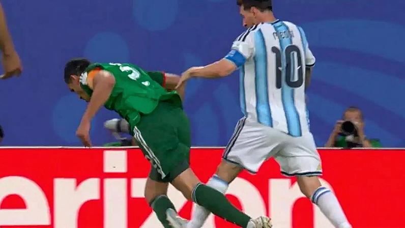 Momento em que Messi dá pisão em jogador da Argélia na Copa do Mundo