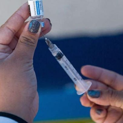 Vacina contra Covid reduz risco de infarto e AVC em idosos, aponta estudo
