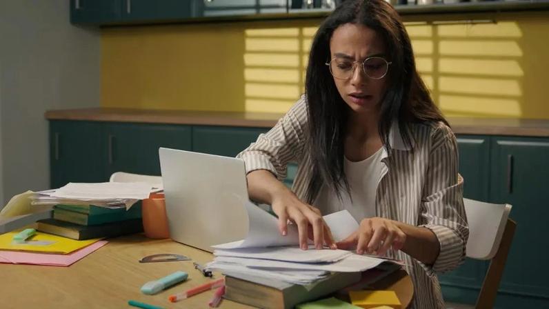 Descubra os 5 itens que sabotam a energia da sua casa e aprenda dicas práticas baseadas no minimalismo e no Feng Shui para recuperar a leveza