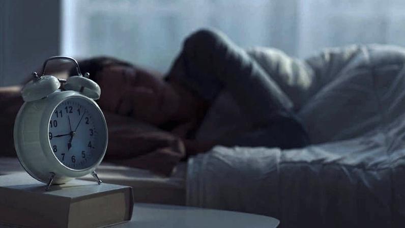 Uma dica para não babar é evitar alimentos e bebidas que estimulem a saliva antes de dormir