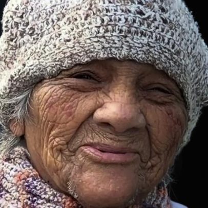 Dona Florisbela, 92, vive coletando latas para se manter
