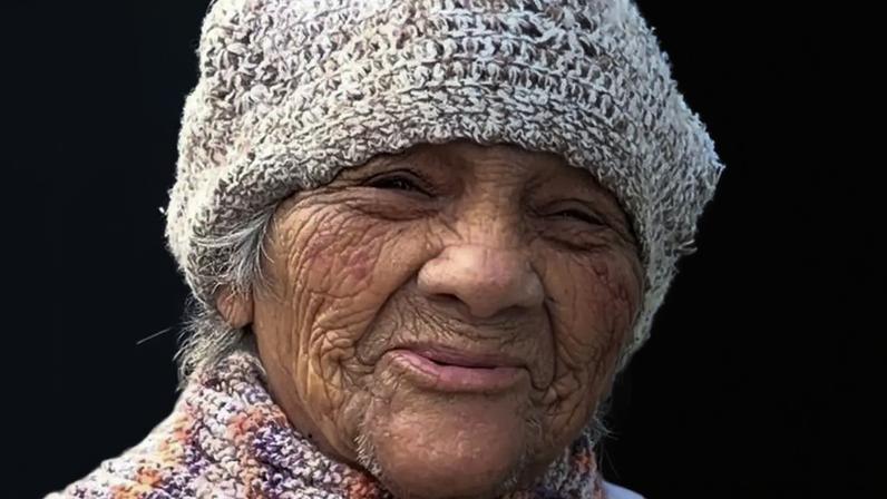 Dona Florisbela: A força de uma idosa de 92 anos que coleta latinhas para viver