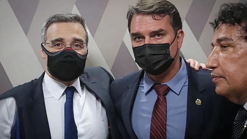 O ministro André Mendonça, do STF, ao lado do senador Flávio Bolsonaro, filho do então presidente Jair Bolsonaro, após aprovação na CCJ.