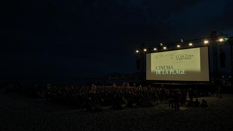 Sessão de "E.T.: O Extraterrestre", de Steven Spielberg, na praia, no Festival de Cannes de 2022