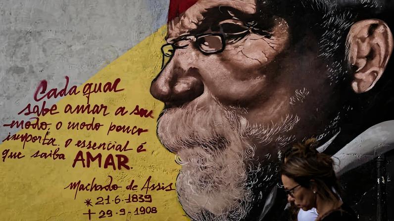 Mulher passa por grafite de Machado de Assis na rua Costa Barros, durante homenagem ao escritor na Ladeira do Livramento, local de nascimento dele